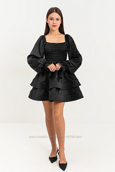 Чорна атласна сукня для дівчинки з довгими пишними рукавами 