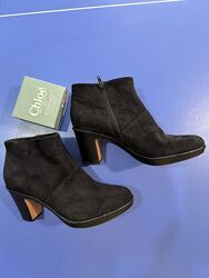 Жіночі замшеві ботільони на невеликому каблучку clarks