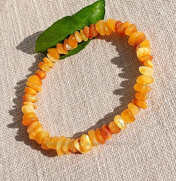 Витончений янтарний браслет із натурального матового молочного бурштину
