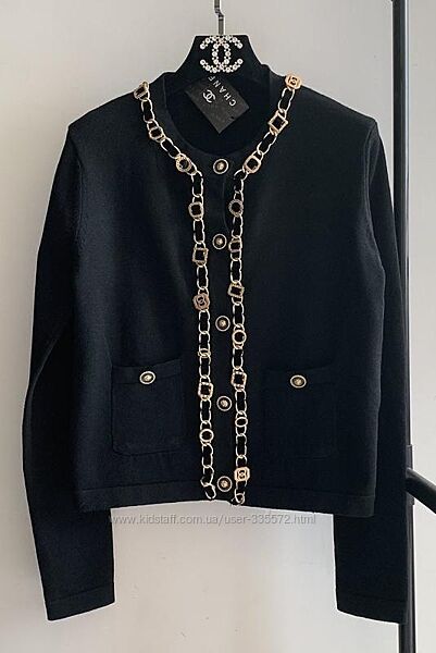 Кардиган chanel с круглым вырезом отделкой цепочкой и золотыми пуговицами