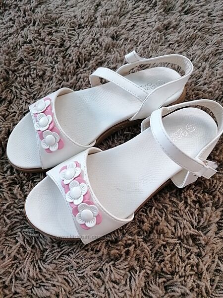 Босоножки белые