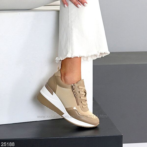 Кросівки на танкетці, снікерси