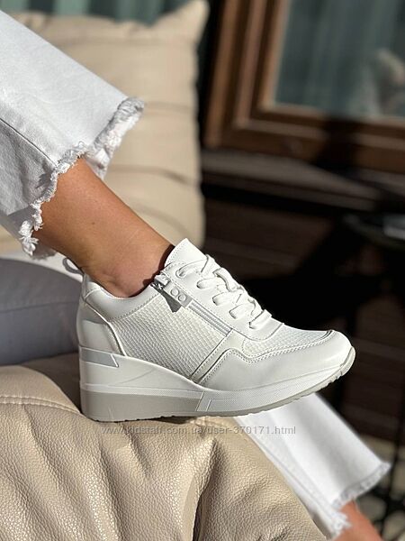 Кросівки на танкетці, снікерси