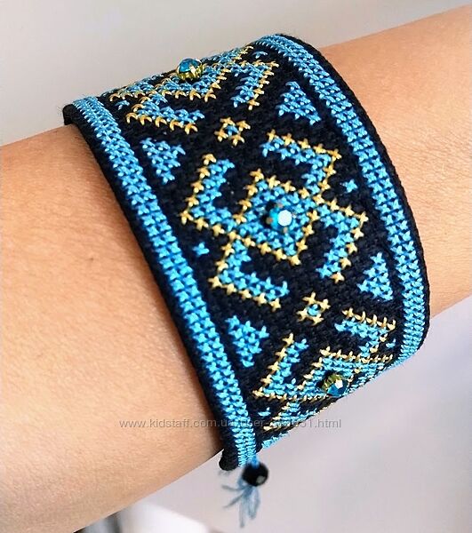 Стильний вишитий браслет-оберіг