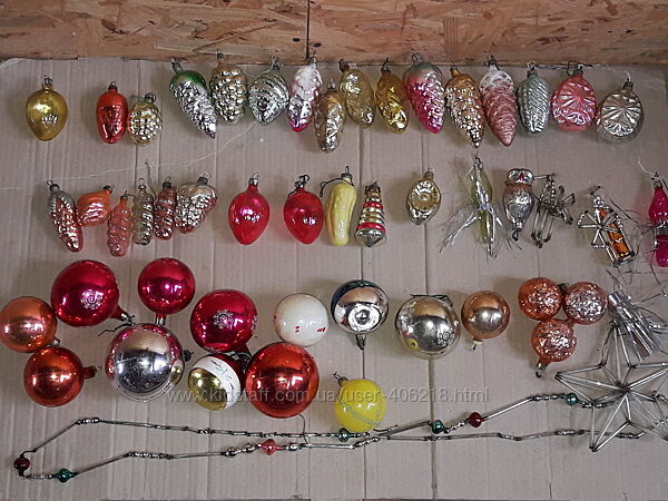 Скляні іграшки на ялинку