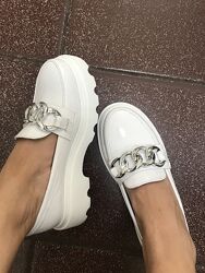 Білі шкіряні трендові туфлі