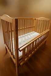 Продам дерев´яне дитяче ліжко