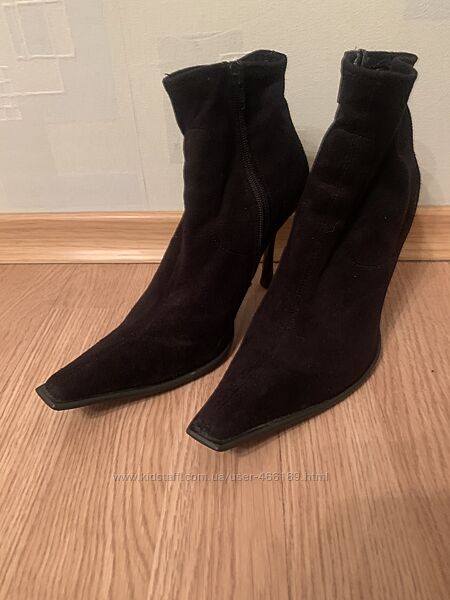 Замшевые ботильоны