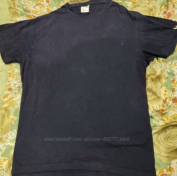 Темносиния мужская футболка.