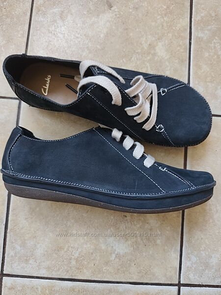 Нові шкіряні темно-сині туфлі Clarks на шнуровці, размір 40.