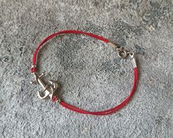 Красная нить, серебряный браслет на красной нити, браслет с якорем