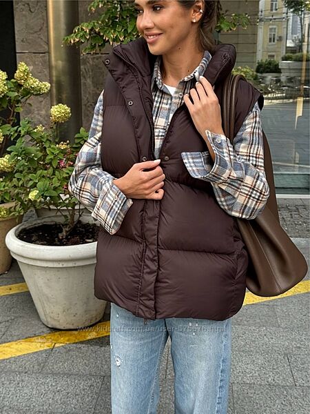 Жилет на застібці і кнопках, знизу регулюється гумкою