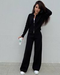 Костюм має ідеальну посадку і складається з кофти з подвійною блискавкою та