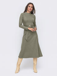 Расклешенное платье-миди из трикотажа с поясом