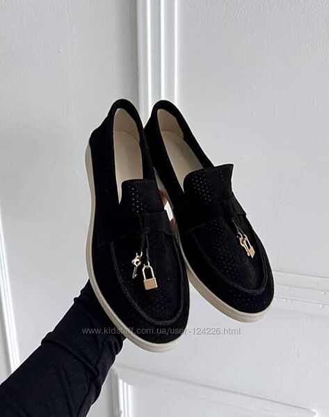 Чорні замшеві лофери перфорація