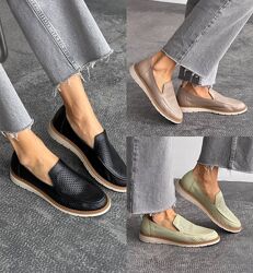 Лофери, натуральна шкіра/перфорація, чорні/авокадо/лате, мякі та гнучкі