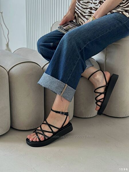 Босоніжки популярні, чорні