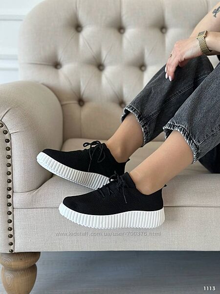 Легенькі кеди, чорні.