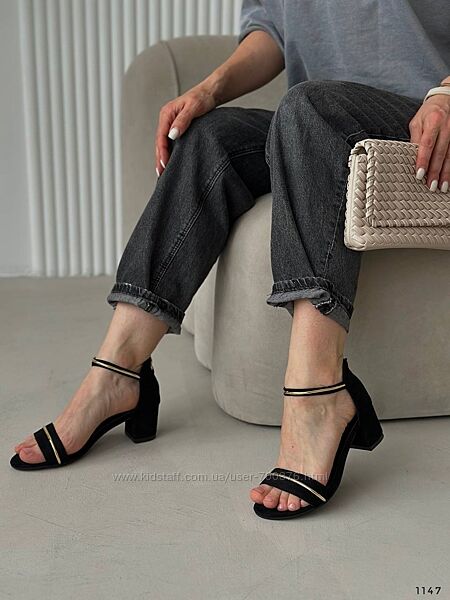Босоніжки, на невеличкому каблуці, чорні