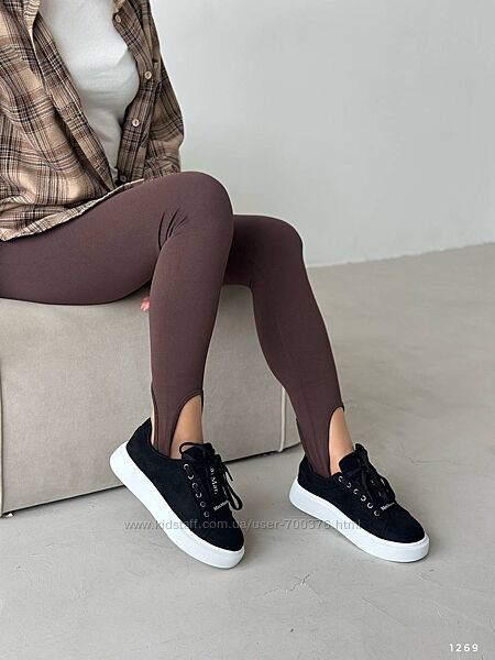 Трендові кросівки у чорному кольорі