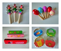 Деревянные музыкальные инструменты бубен, маракас, гармошка, бубенцы.