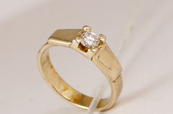 Золотое кольцо 585 с бриллиантом 0, 14 карат