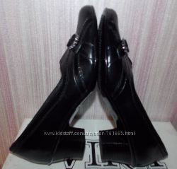 Кожаные черные туфли на маленьком  литом каблучке-37 размер. Новые.