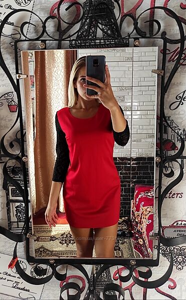 Платье с гипюром красное
