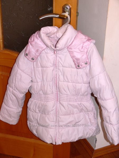 Демисезонная куртка фирмы Zara на девочку р. 128 бледно-розового цвета