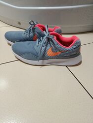 Жіночі кросівки Nike, розмір 39