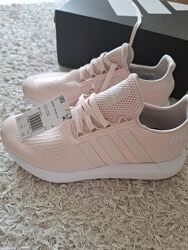 Кроссівки Adidas women&acutes swift run 1.0 shoes. Оригінал, розмір 8.5.