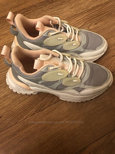 Кросівки 38 розмір повномірні