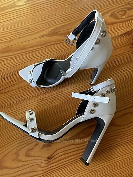 Босоніжки з закритою пятою 37розмір