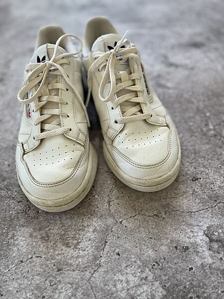 Білі кеди adidas