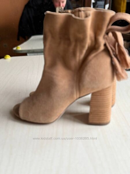 Класні стильні чобітки H&M, 37р