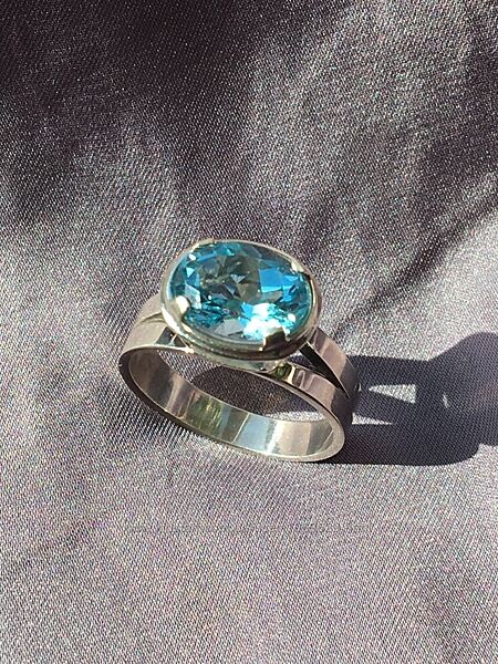 Серебряное кольцо с голубым топазом 