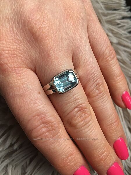 Серебряное кольцо с голубым топазом 