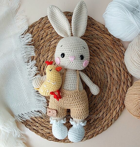 В´язана іграшка зайчик ручної роботи