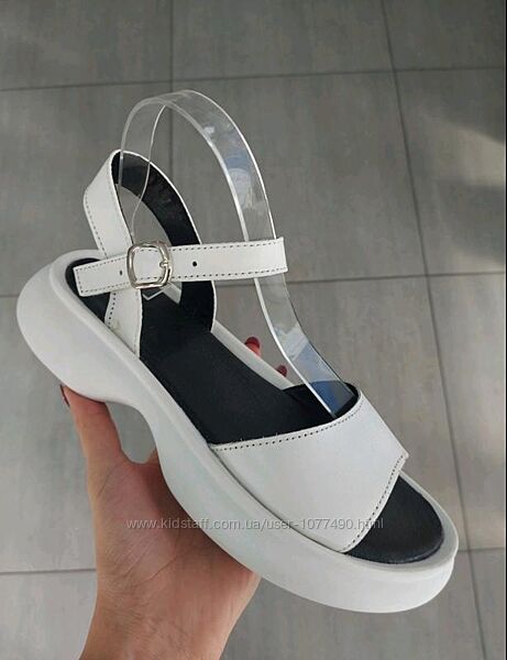 Босоніжки білі шкіряні на модній платформі