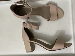 босоножки Clarks на каблуке цвета пудры  р 39