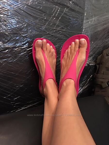 Босоножки вьетнамки розовые Crocs sexi flip w6