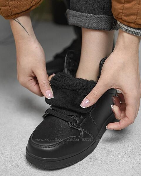 Зимові кросівки нові жіночі натуральна шкіра в наявності.