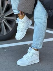 Зимові кросівки нові жіночі натуральна шкіра в наявності.