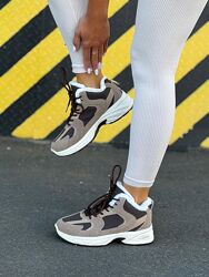 Зимові кросівки жіночі шкіряні нові в наявності.