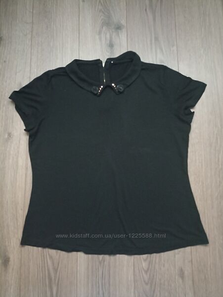 Ошатна чорна футболка з цікавим коміром