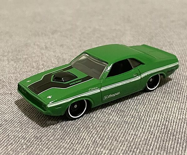  Машинка hot wheels 70 dodge hemi challenger green