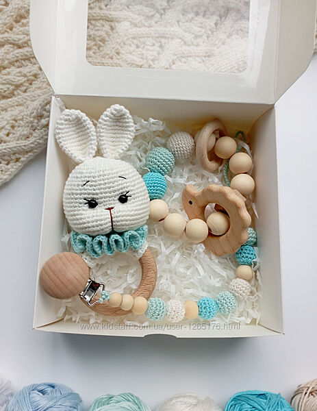 Набір для новонародженого хлопчика, в´язане брязкальце, іграшка зайчик, гри