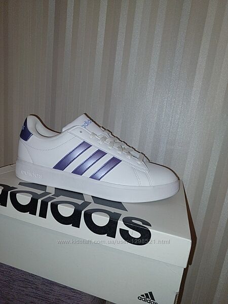 Базові білі кросівки Adidas 