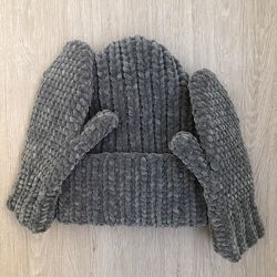 Мягкие и тёплые велюровые шапка и варежки рукавицы для осени и зимы выпол
