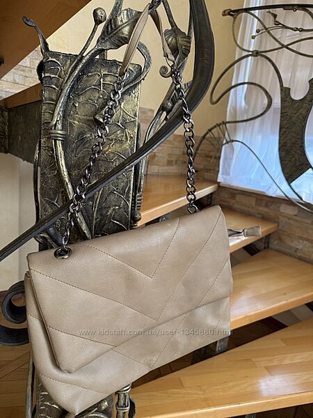 Стильная бежевая сумка клатч на цепочке